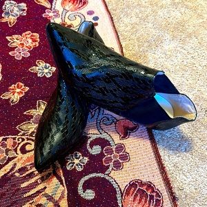 REAWAKEN Black Patent Leather Embossed Ankle Boots